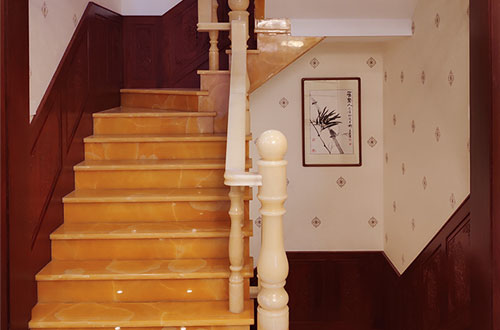 德安中式别墅室内汉白玉石楼梯的定制安装装饰效果